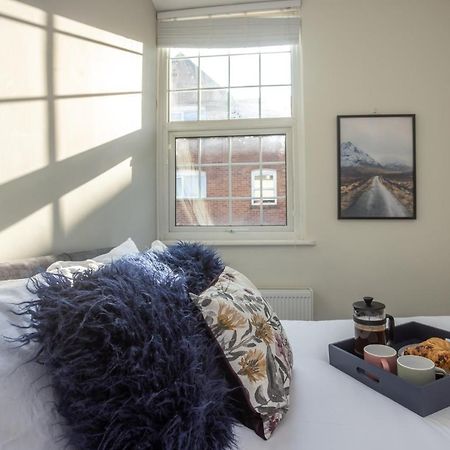 Modern Apartment Within City Walls, Parking Chester Eksteriør billede